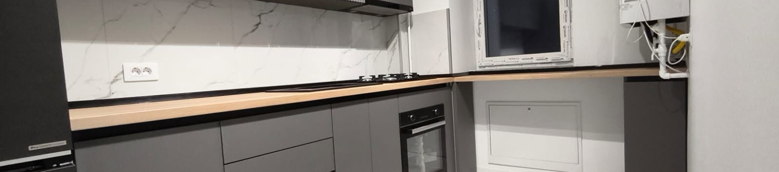 Bucătărie la comandă cu fronturi gri, realizată de Damasc Home