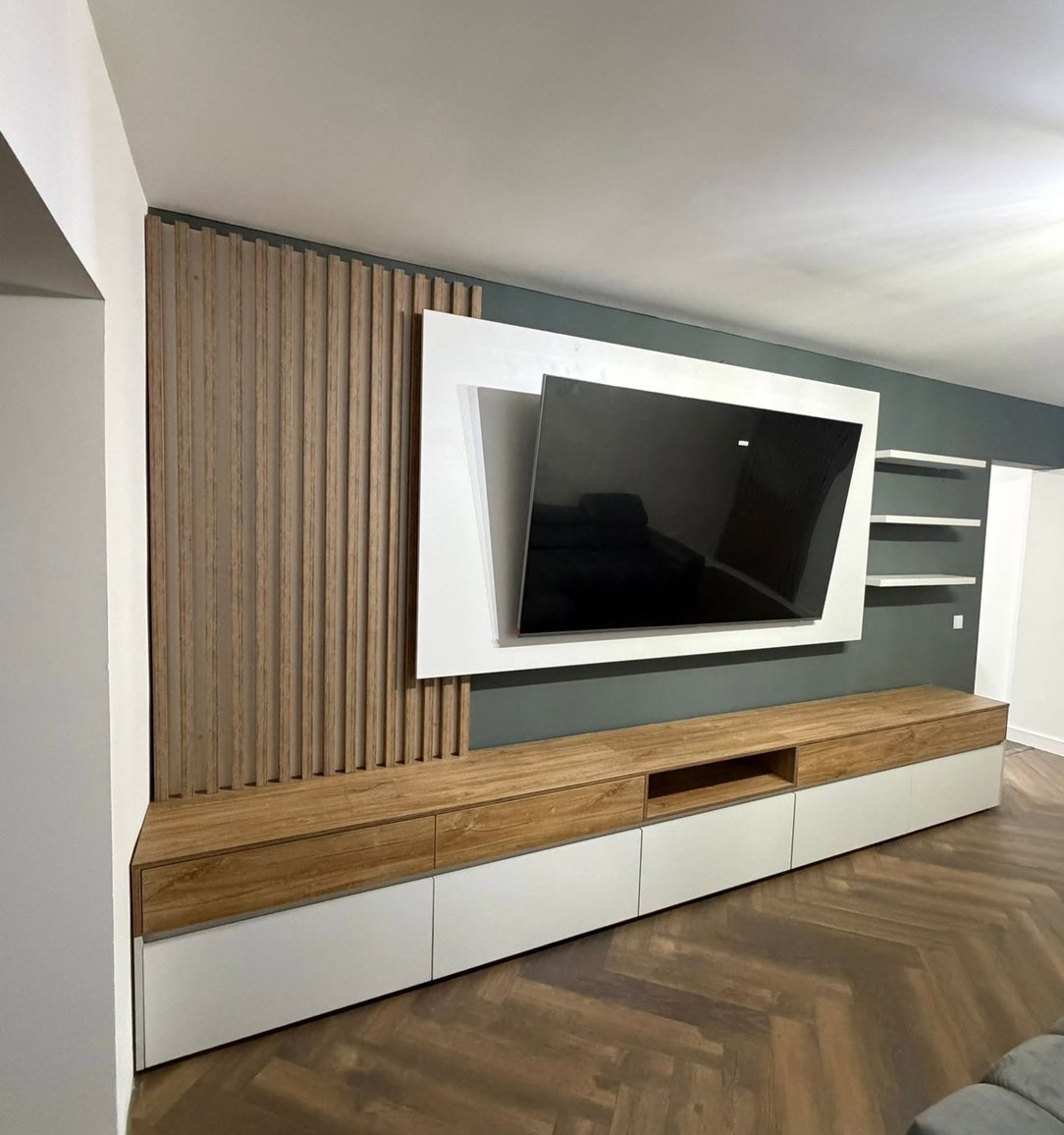 Perete de living cu corp TV, realizat la comandă
