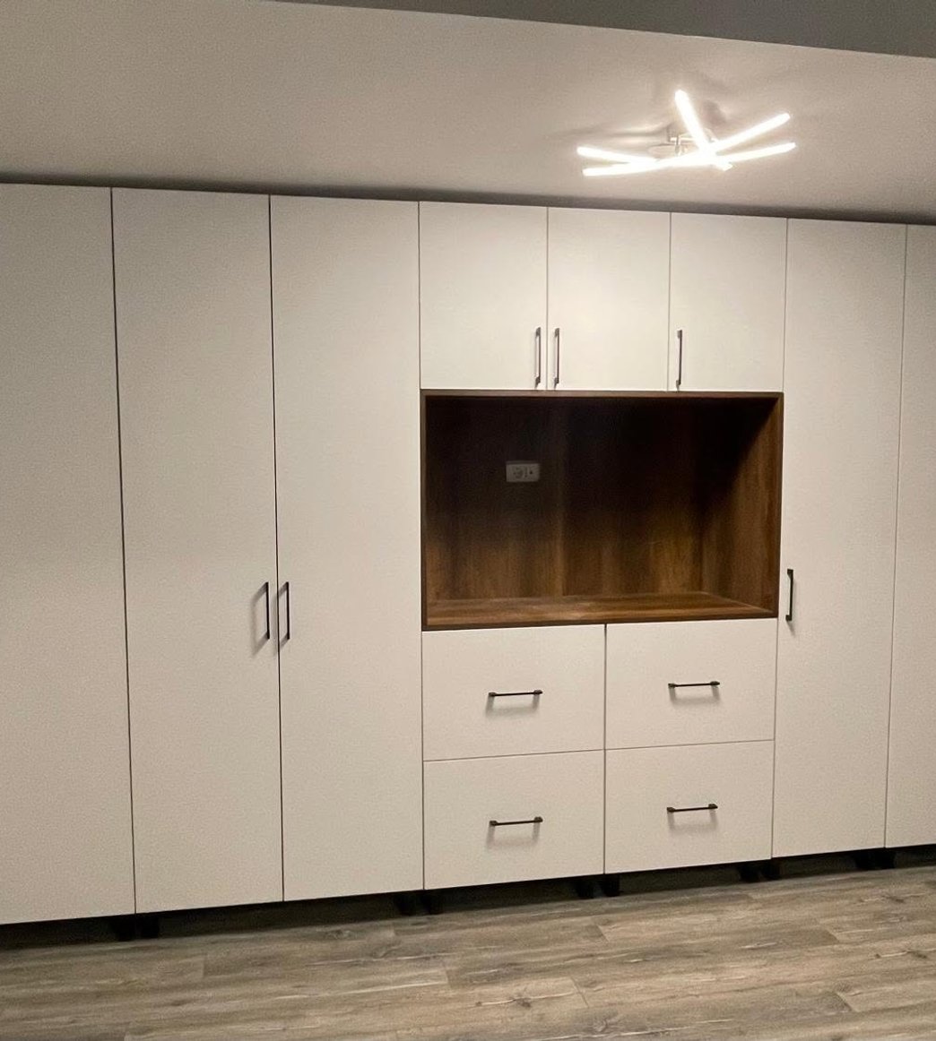 Mobilă de living expusă în atelier